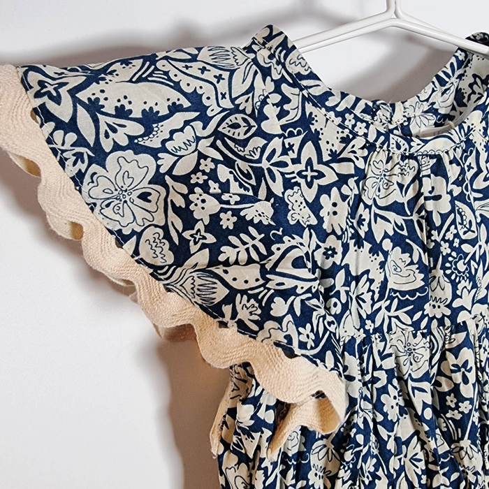 3-4Y
Scallop Sleeve Dress