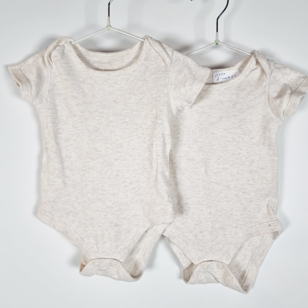 0-3M
2 Oatmeal Bodysuits